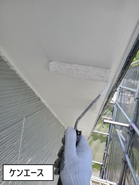 山梨市のリフォーム工事にて軒天井(軒裏)をケンエースで重ね塗り